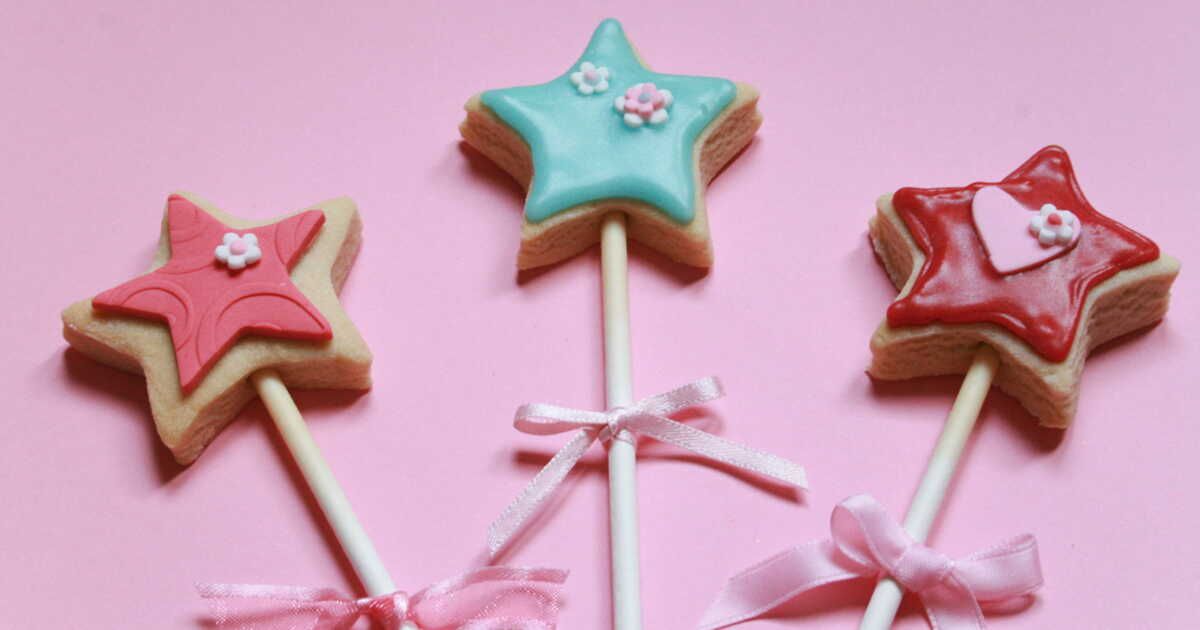 Des sucettes sablées et colorées : un délice à savourer