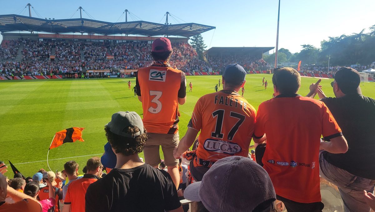 Doux-amer : les supporters du Stade Lavallois fêtent leur maintien en Ligue 2