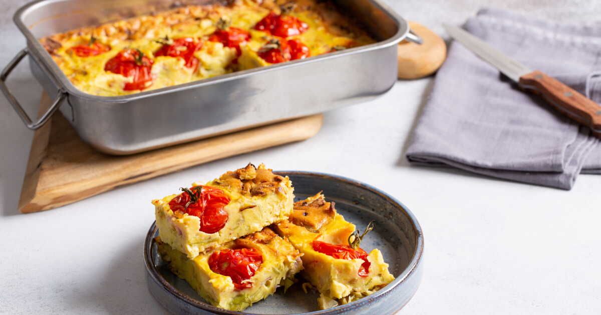 Un clafoutis salé aux tomates cerises et feta pour un dîner d'été léger