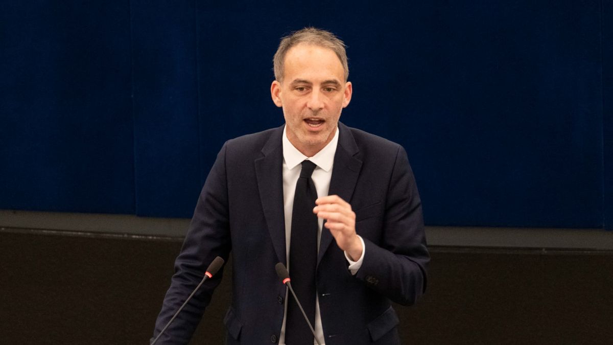 Raphaël Glucksmann évoque un nouveau contrat patriotique dans une semaine charnière pour 2027