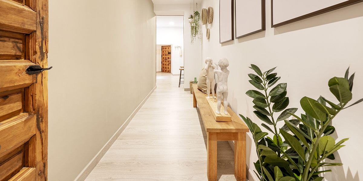 Redonnez vie à votre couloir sombre : 6 astuces incontournables