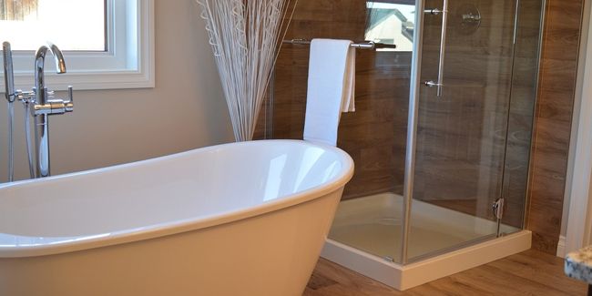 Douche ou baignoire : le dilemme moderne pour votre salle de bain