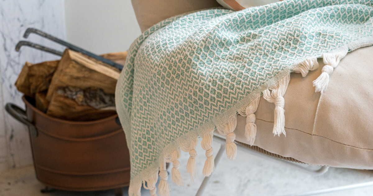 Les secrets pour garder un plaid tout doux après le lavage
