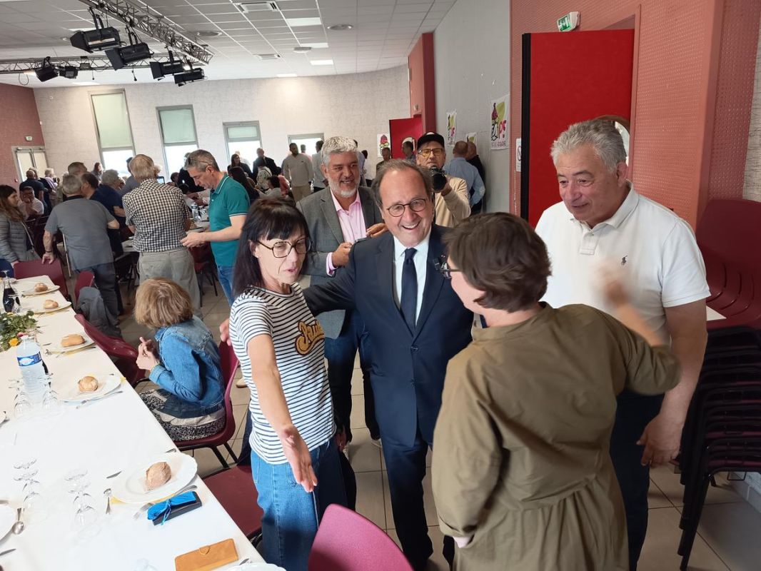 François Hollande partage ses réflexions à la fête de la rose en Dordogne