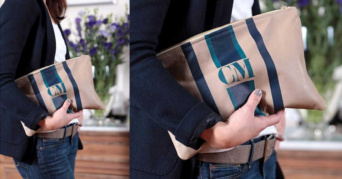 La pochette monogramme en mode personnalisé : une élégance moderne