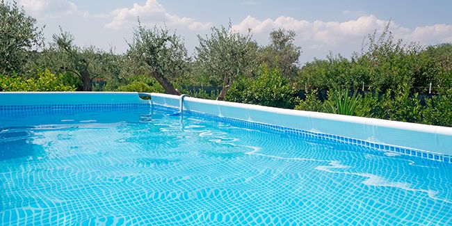 Piscines hors sol : bois ou tubulaire, quel choix privilégier ?