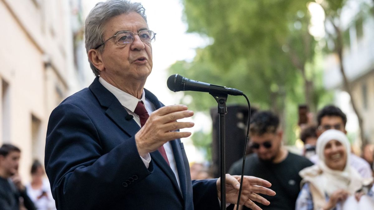 Jean-Luc Mélenchon lance sa campagne présidentielle à Saint-Denis