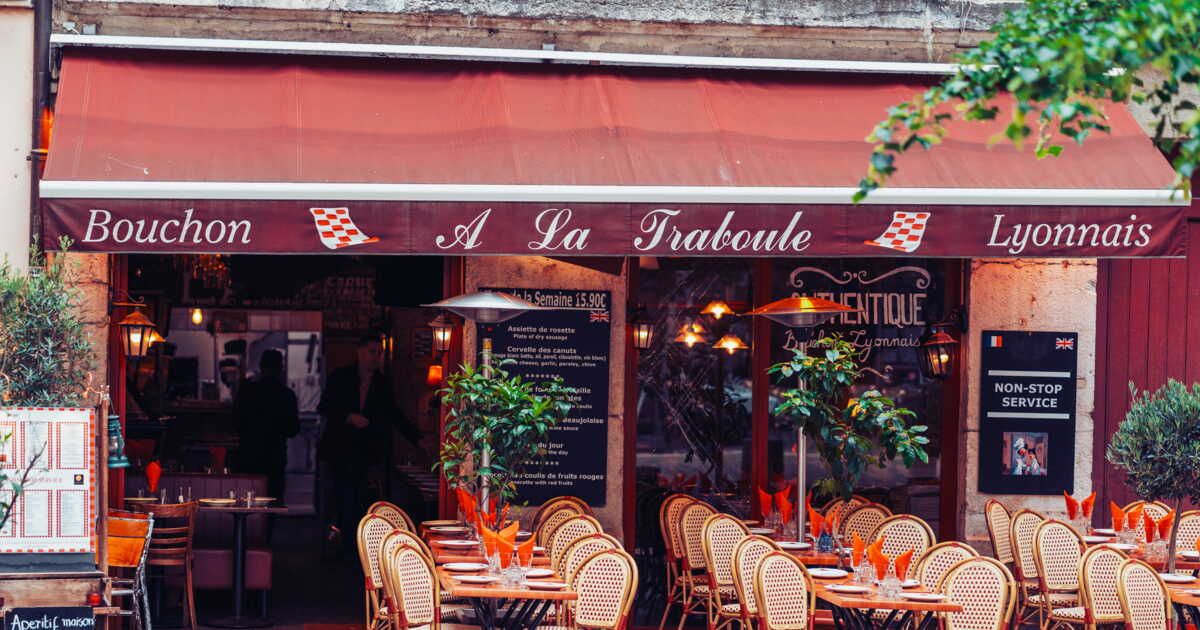 Un voyage culinaire à Lyon : les plats incontournables des bouchons
