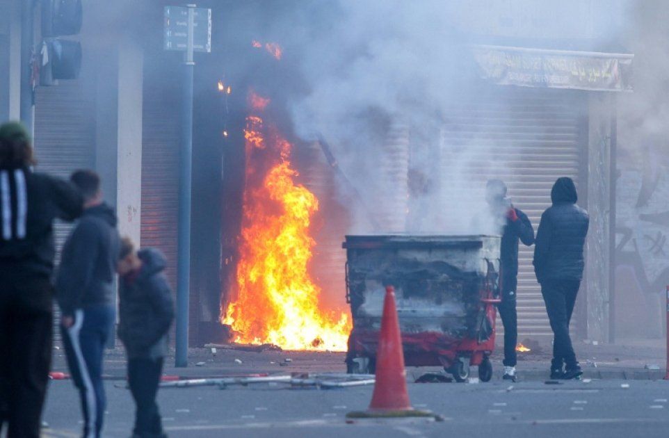 Un réfugié soudanais au tribunal après une attaque à Belfast, des violences anti-immigrés éclatent