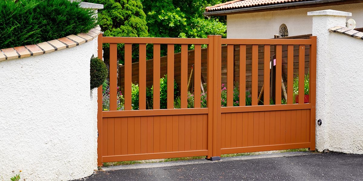 Les secrets d'un portail en bois durable : 10 astuces pour l'entretien