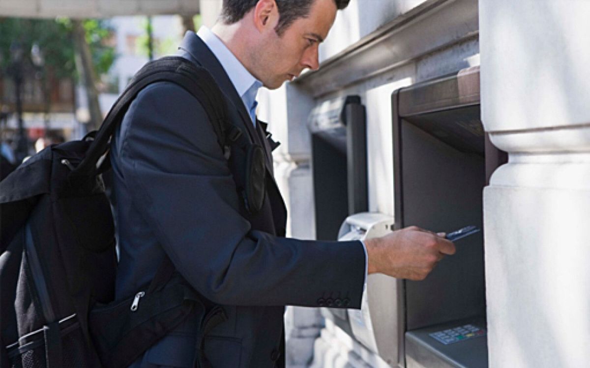 Que faire si un distributeur avale votre carte bancaire ?