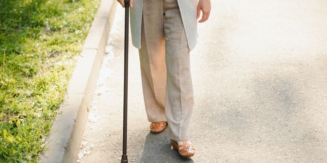 Bien choisir sa canne de marche : guide pratique