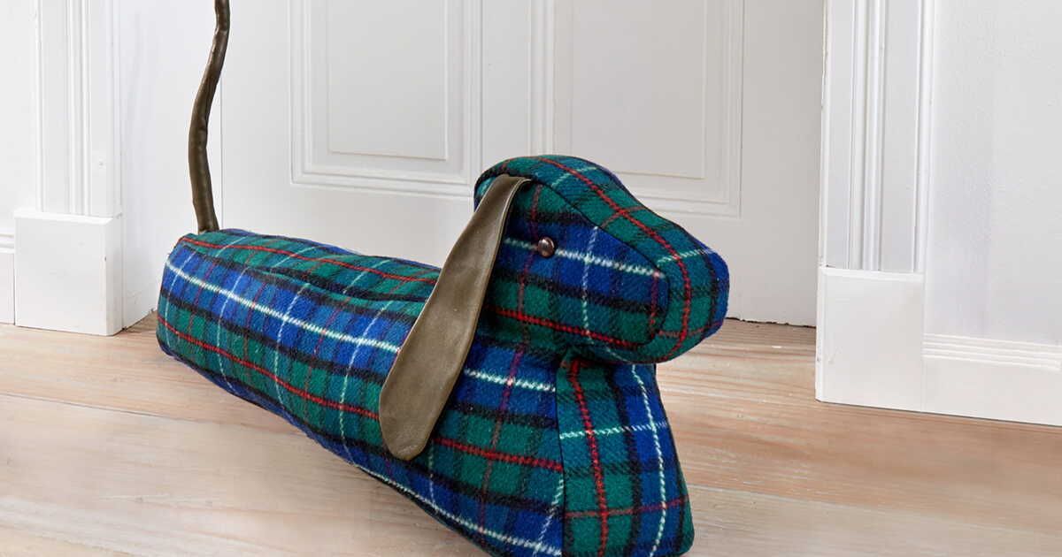 Un compagnon fidèle : le chien de porte en tartan qui fait sensation