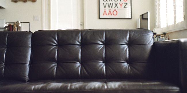 Offrez une seconde vie à votre canapé en cuir avec ces astuces maison