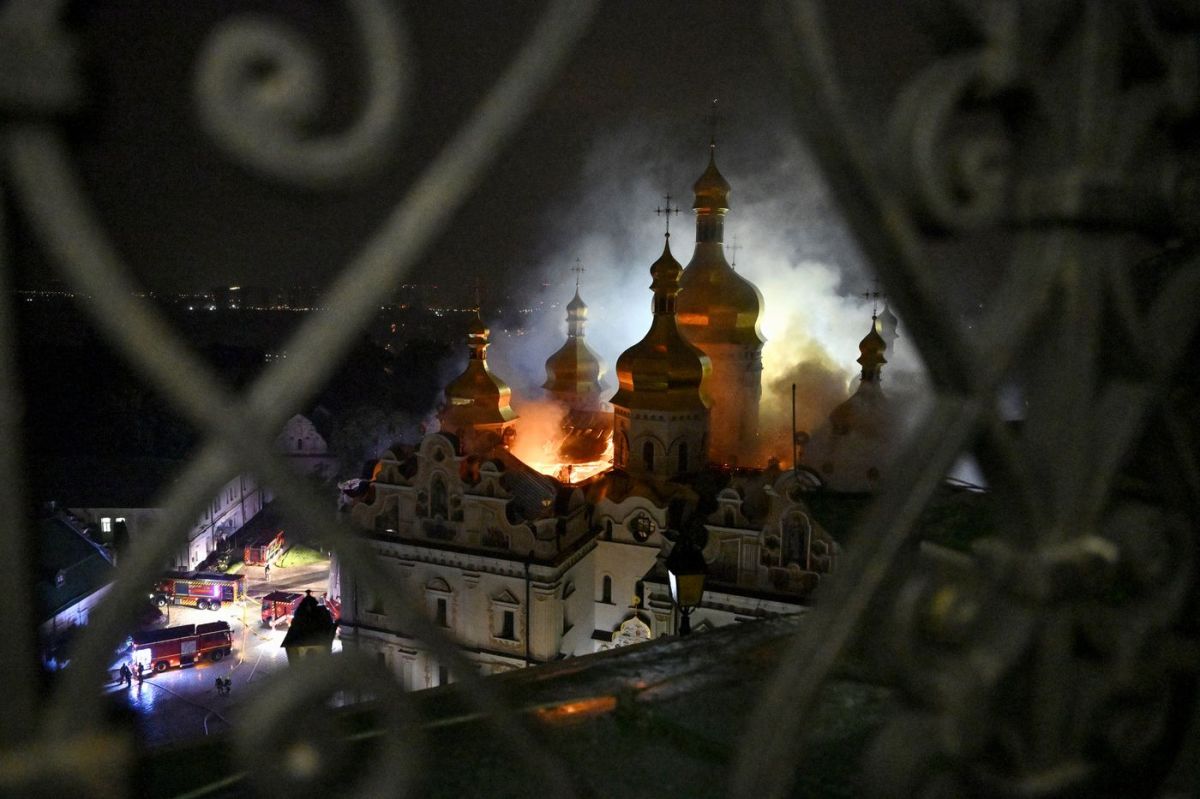 L'Ukraine en émoi : des frappes russes tuent et mettent en flammes une cathédrale emblématique