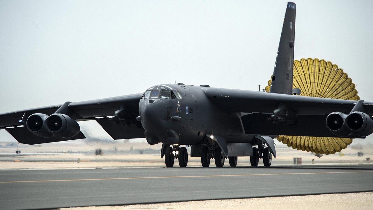 Un B-52 des États-Unis s'écrase en Californie : l'opération de sauvetage bat son plein