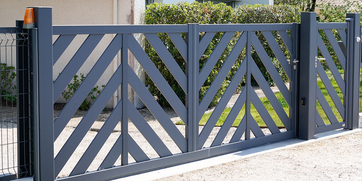 Comment choisir un portail sur mesure ? Quels matériaux, quel système d'ouverture et quel prix de pose ?