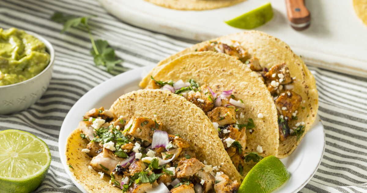 Découvrez la recette des tacos de poulet croustillant de Cyril Lignac