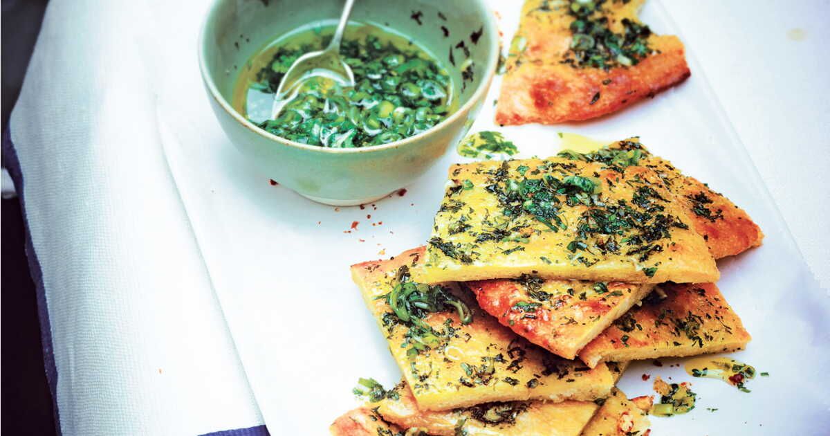 Focaccia au pesto d'herbes et ciboule