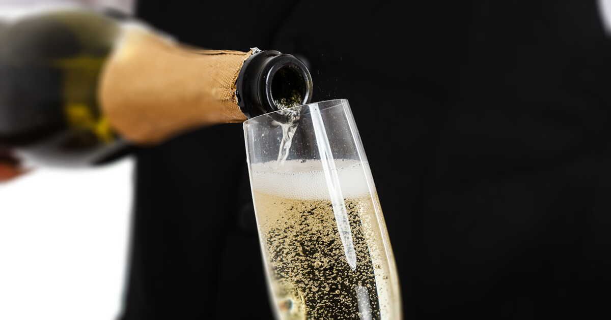Le champagne dans un verre à vin : les conseils d'un sommelier pour sublimer vos fêtes