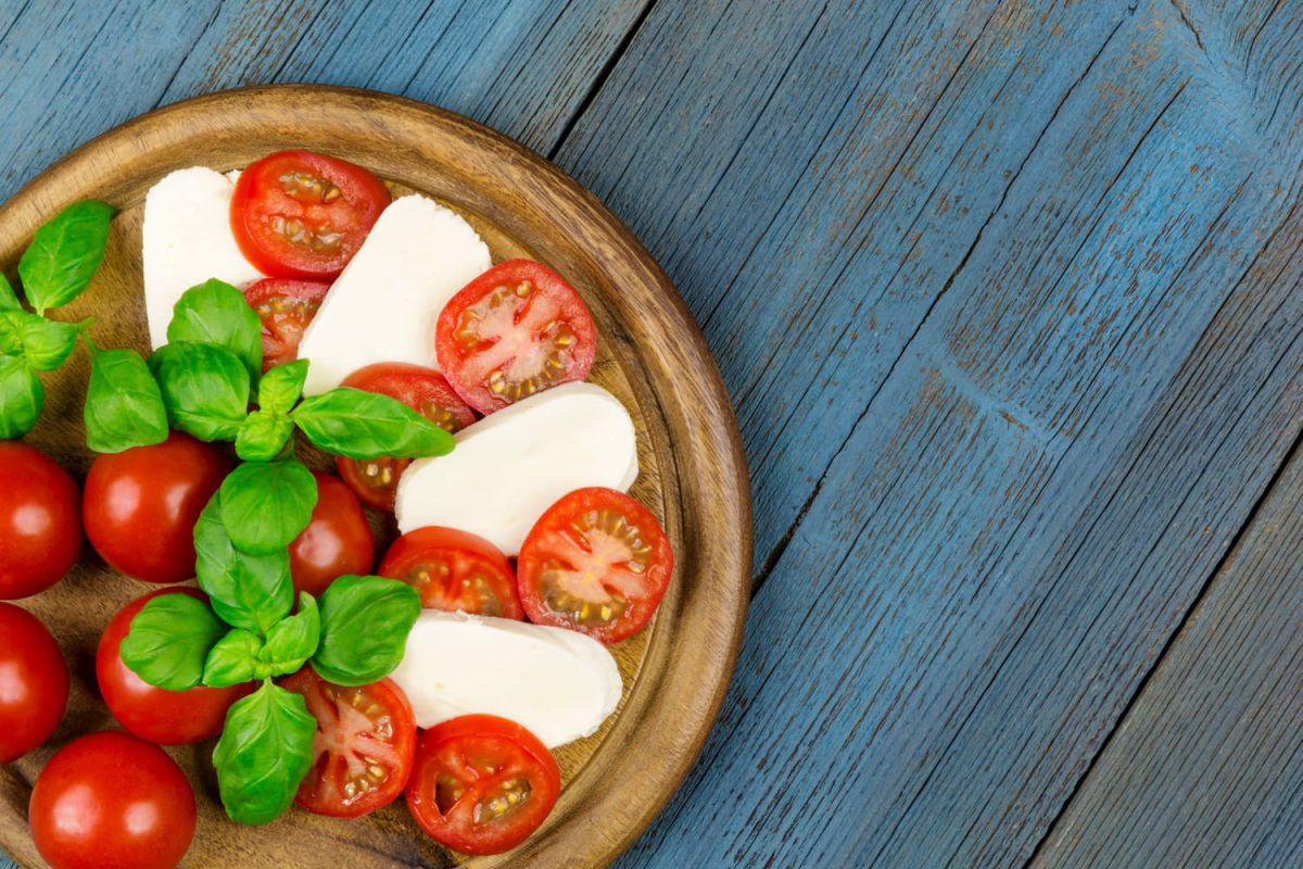 Cyril Lignac sublime la tomate mozzarella avec deux recettes audacieuses