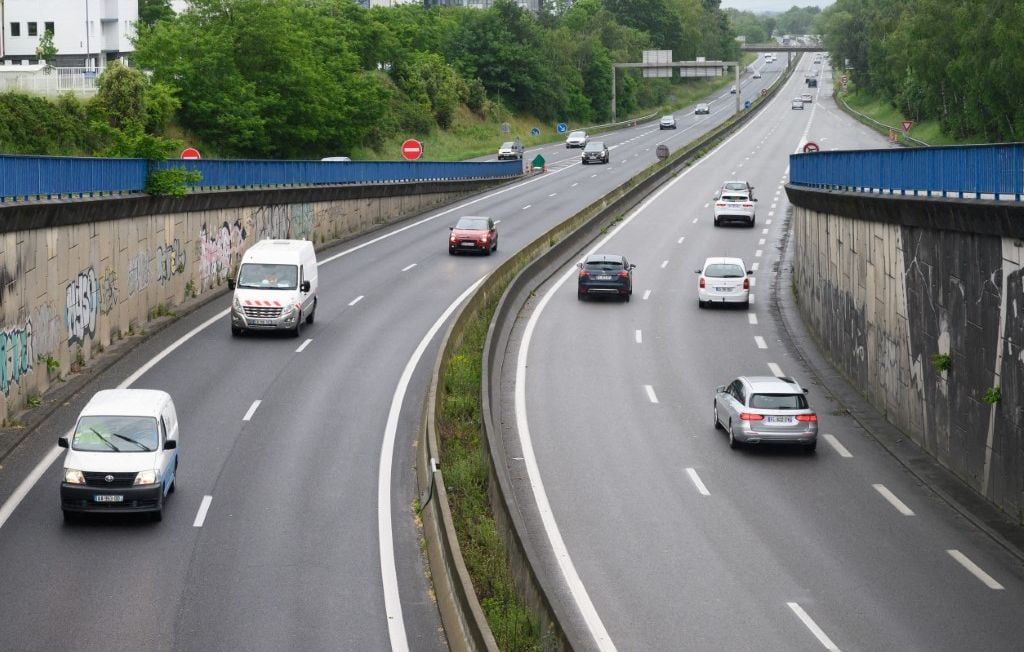 Dix personnes et deux nourrissons dans une voiture : une situation dangereuse à Nantes
