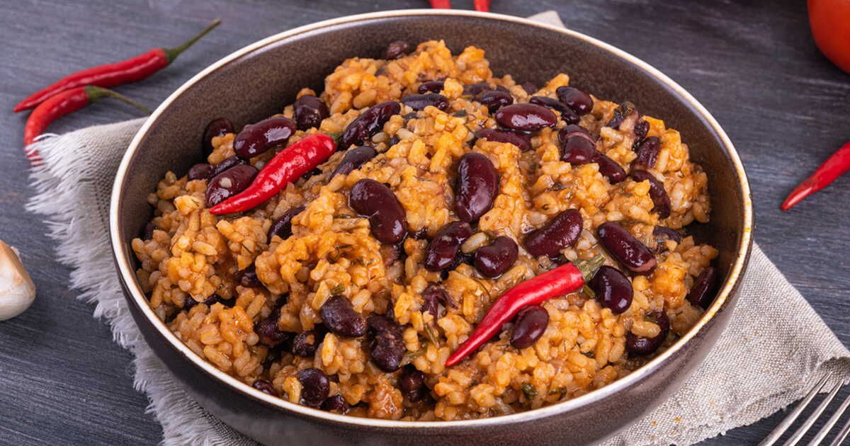Riz sauté à la mexicaine : un délice rapide à réaliser en une seule poêle