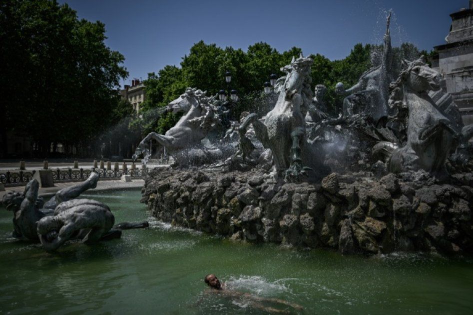 Chaleur record en France : entre désespoir et quête de fraîcheur