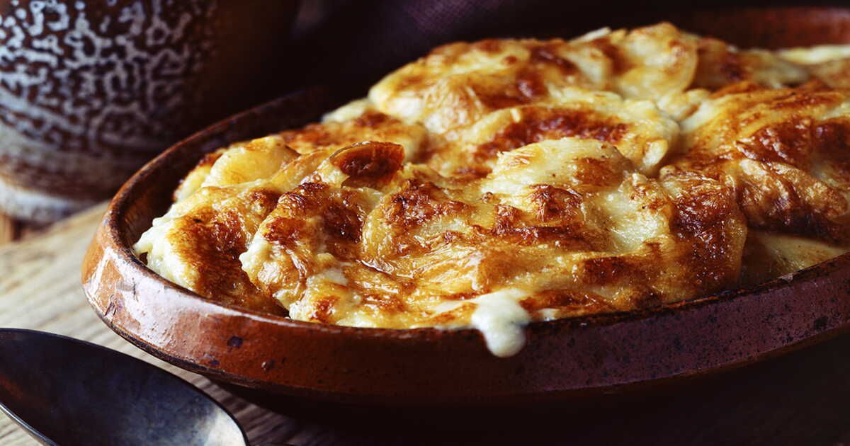 Un gratin qui réchauffe le cœur : la recette irrésistible de pommes de terre et oignons confits