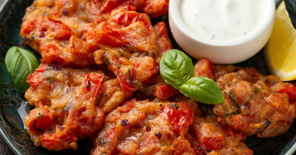 Savourez les beignets de tomates : un délice grec à emporter