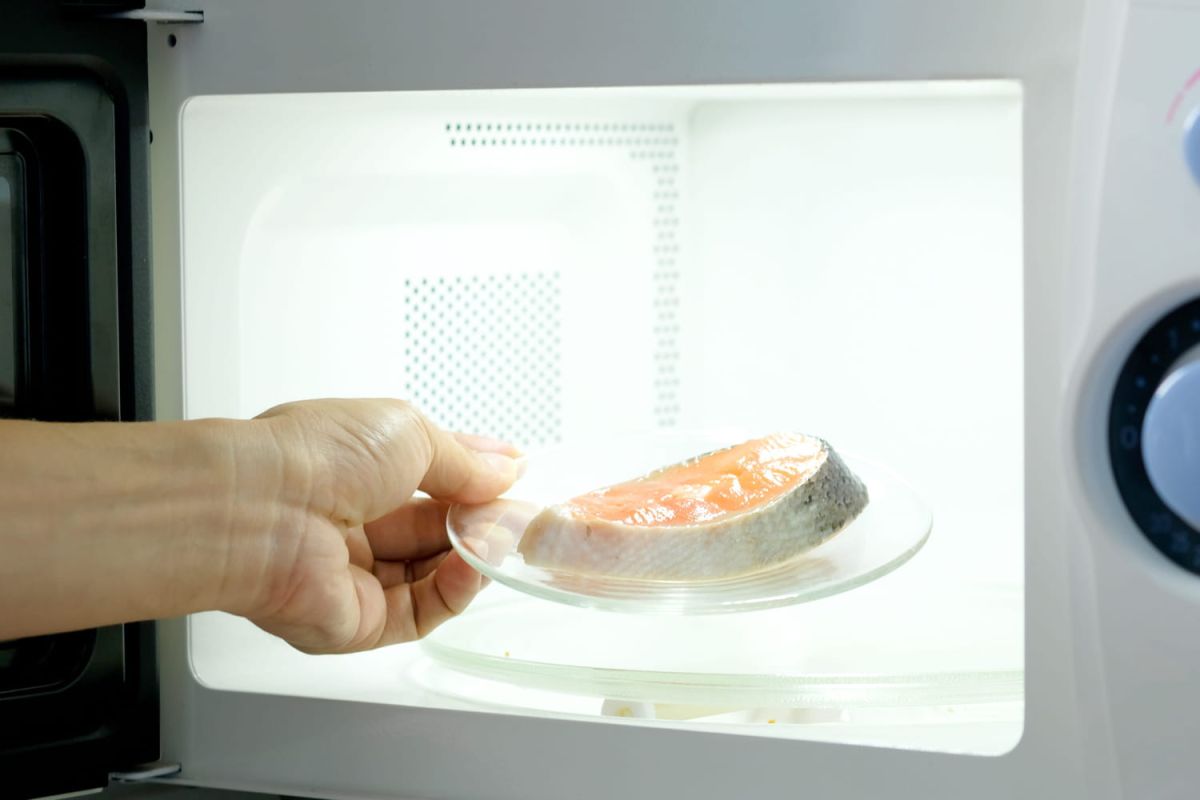 Découvrez cette méthode naturelle pour éliminer l'odeur de poisson dans votre micro-ondes