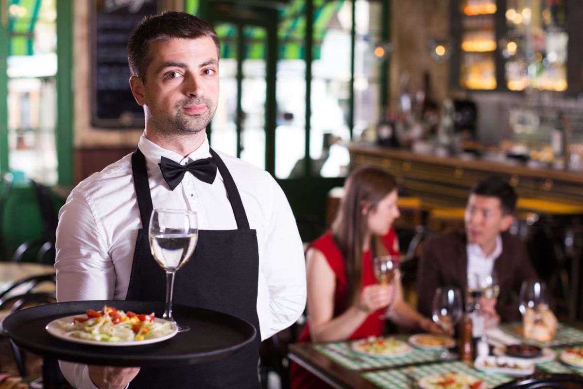 le geste qui agace vraiment les serveurs : un appel à la courtoisie