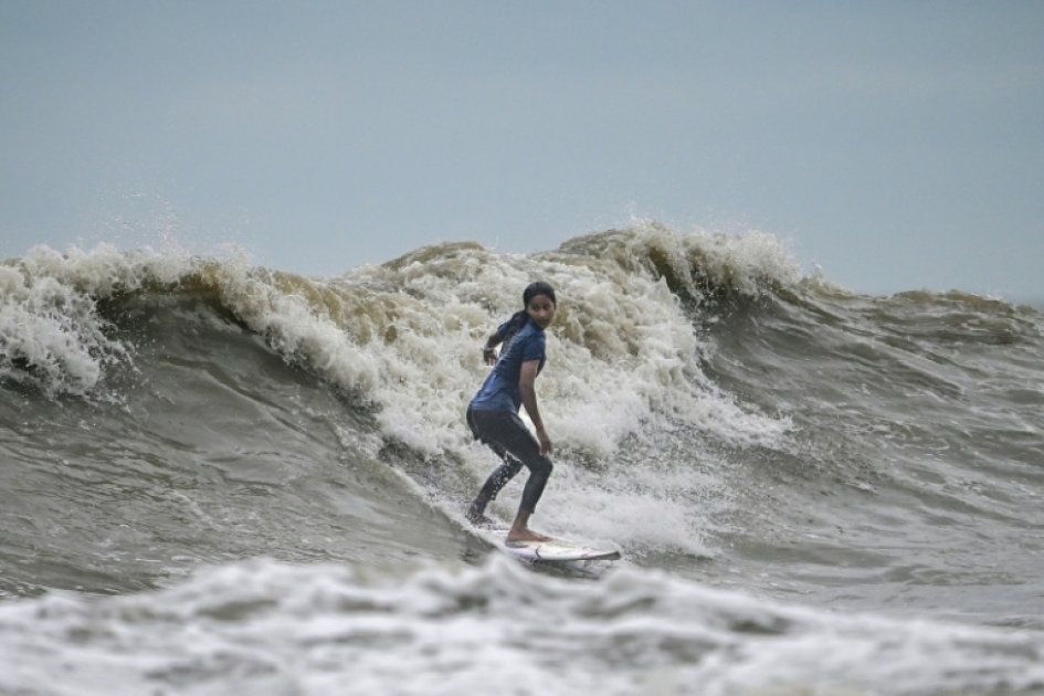 Des vagues d'espoir : le surf émerge au Bangladesh