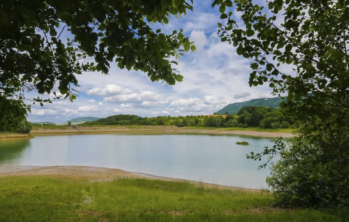 Un drame au lac : les recherches pour un homme disparu se poursuivent