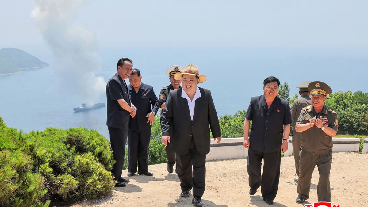 Kim Jong-un supervise un essai naval de son destroyer après un échec l'an dernier