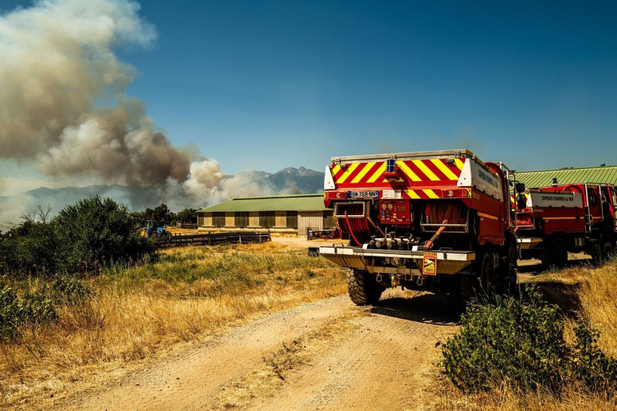 Incendies ravageurs et canicule : 10 000 évacuations dans le sud de la France