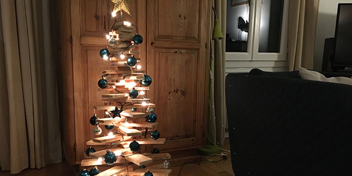 Fabriquez votre sapin de Noël en bois de palette : guide pratique et astuces