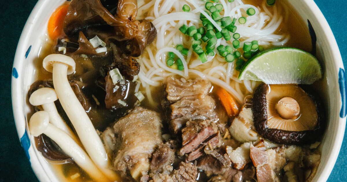 Dégustez un bouillon de bœuf façon phô pour un hiver réconfortant