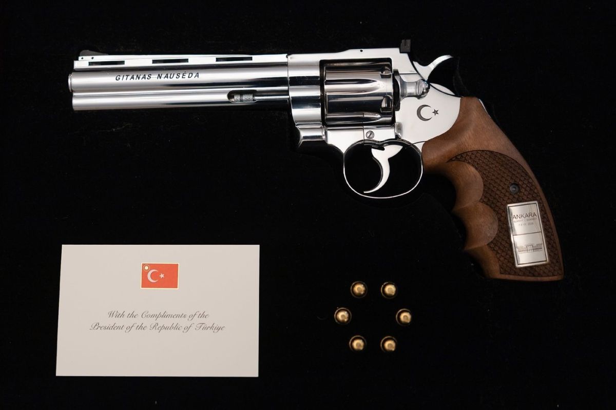 Un cadeau déroutant : Erdogan offre des revolvers aux dirigeants de l'Otan