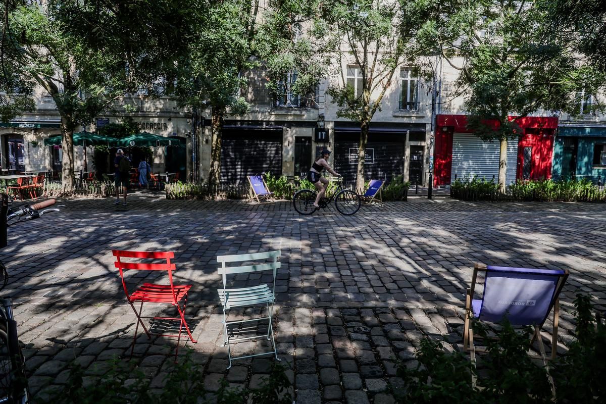 Bordeaux redonne vie aux Capucins avec des transats et chaises estivales