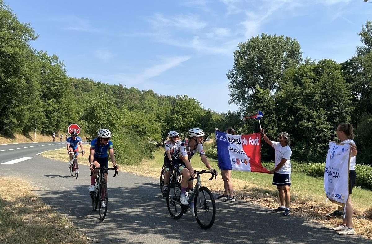 « Oser faire sauter les freins » : les ambassadrices de Donnons des elles au vélo J-1 ont rencontré les Reines du foot en Dordogne