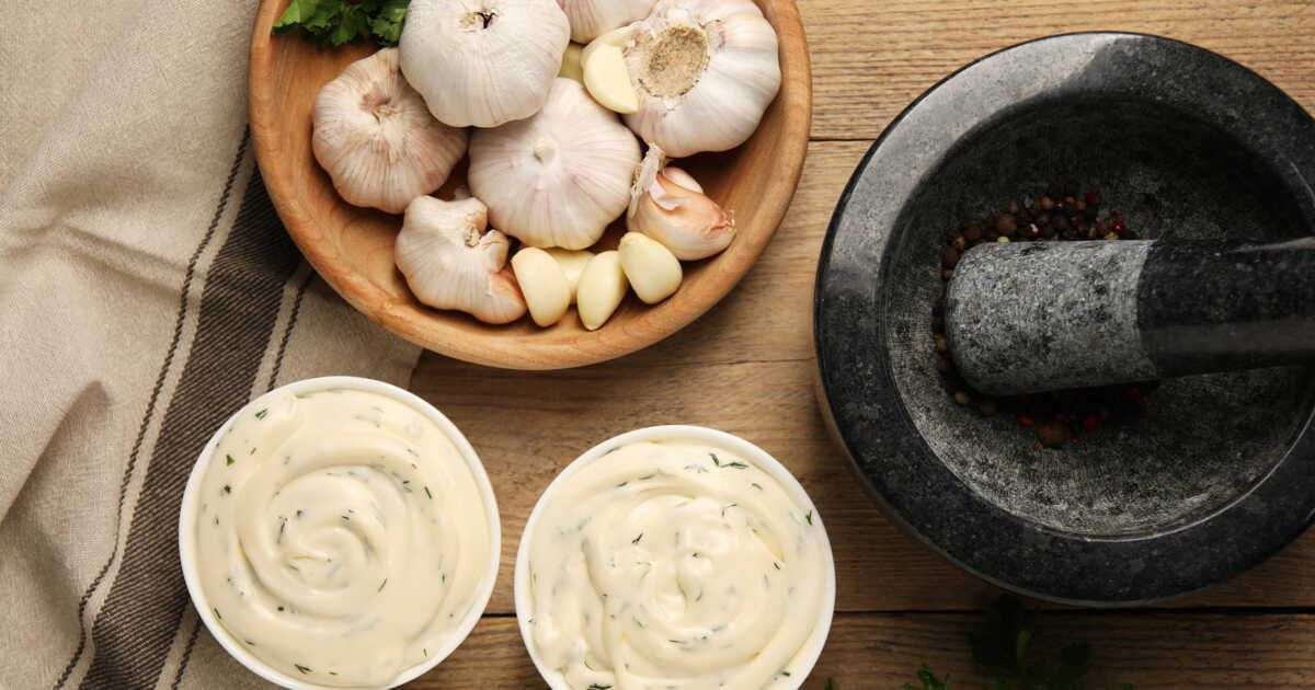 Savourez l'été avec la crème d'ail rôti, l'apéritif méditerranéen par excellence