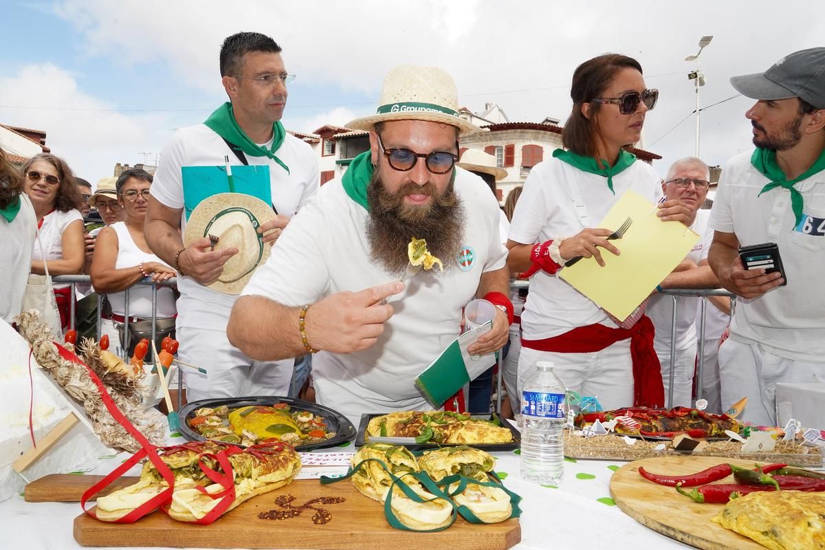 Les fêtes de Bayonne : l'art de l'omelette au piment en compétition